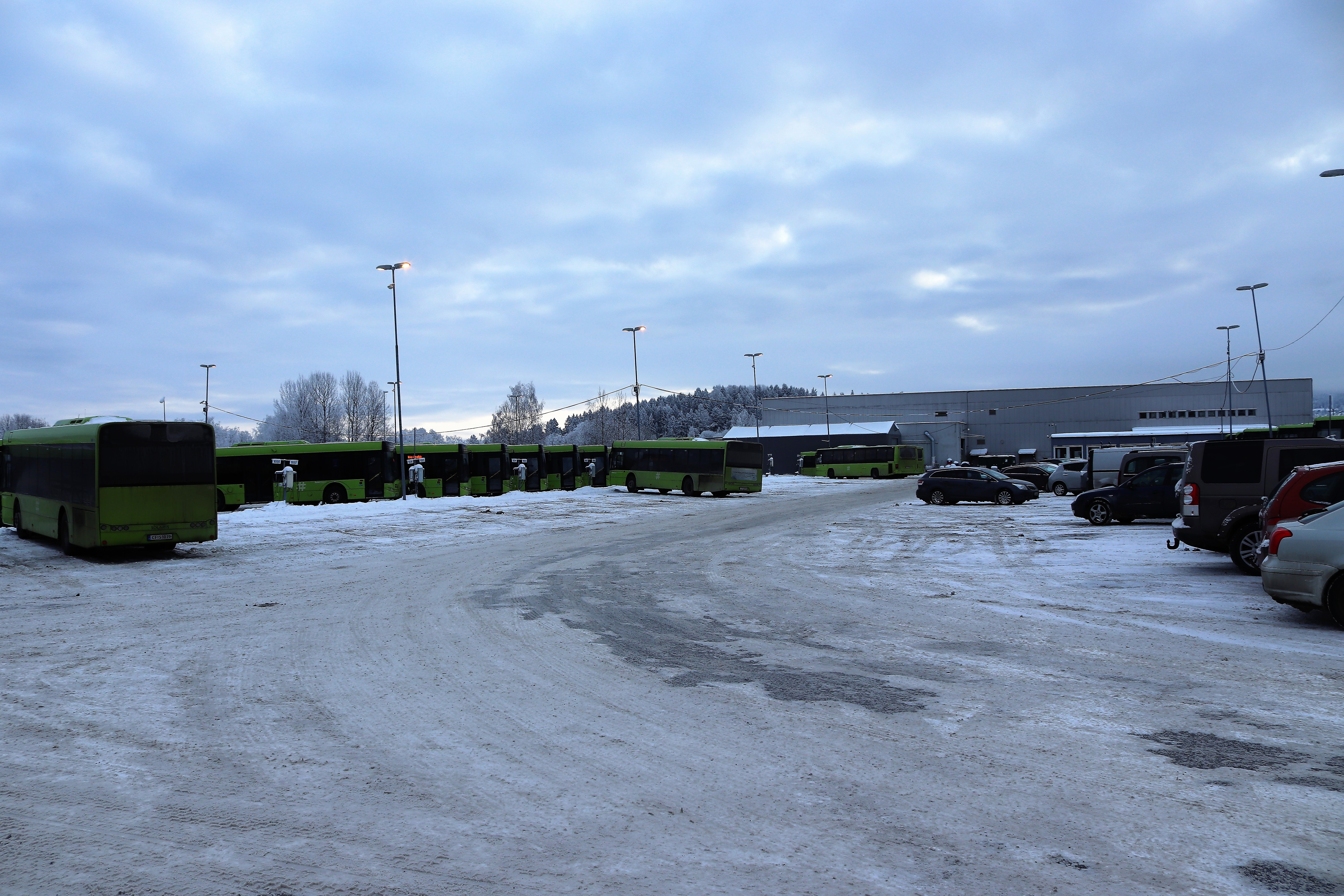 Foto av Leiraveien Bussanlegg sett fra bussoppstillingen vinterstid